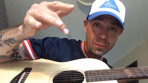 "Эксклюзив!" Легендарный рокер перепел "весенний" хит ВВ и поразил сеть (видео)