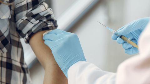 В США обнаружили коронавирус после введения двух доз вакцины Pfizer