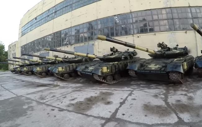 "Прям как танковый военный автосалон": видеоблогеры пробрались на территорию, где находится более 300 танков (видео)