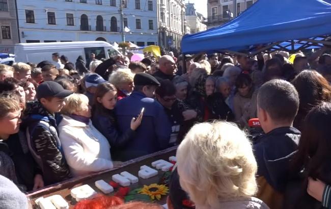 Знесли намет і фотофон: в Чернівцях "любителів солодощів" розбороняла поліція (фото, відео)
