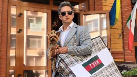 "4 собаки, соковичавниця і особистий помічник": Педан показав, що у нього в сумці (відео)