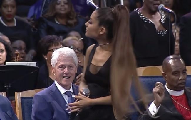"Великий фанат": у мережі обговорюють реакцію Білла Клінтона на Аріану Гранде, яка співала на похоронах