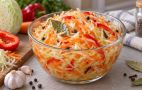Семейный рецепт маринованной капусты с перцем: готовится быстро (фото)