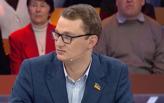 "Слуга народу" оскандалився в прямому ефірі через пораду пенсіонерці, як заплатити за комуналку