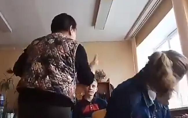 Под Киевом учительница прямо на уроке грубо унизила ученика (видео)