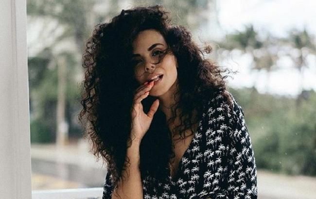 "Все красивее и красивее": Настя Каменских покорила сеть лучезарной улыбкой