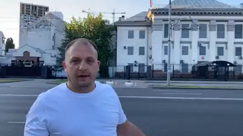 Мер Конотопа спалив російський прапор під посольством РФ і записав відео