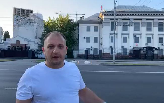 Мэр Конотопа сжег российский флаг под посольством РФ и записал видео