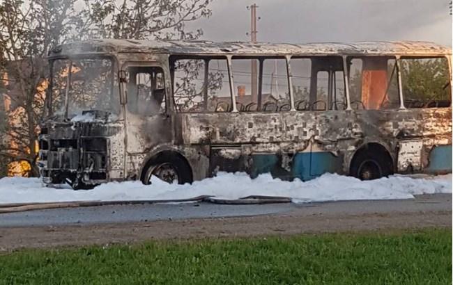 Доїхати не судилося: у Дніпропетровській області на ходу загорівся рейсовий автобус (фото, відео)