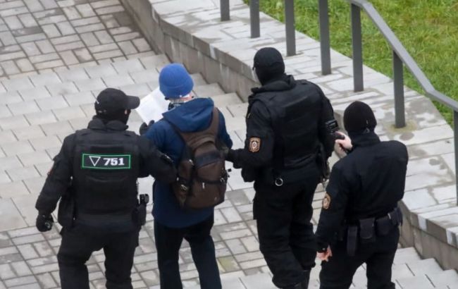 Кількість затриманих на протестах у Білорусі збільшилась до 900