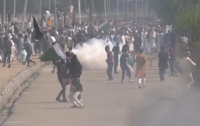 У результаті сутичок у Кашмірі один демонстрант загинув та десять були поранені