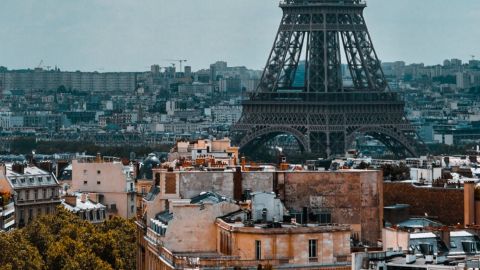 В Париже 300 мигрантов заняли здание бывшего детсада. Требуют защиту и укрытие