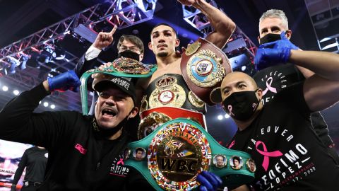 Теофимо Лопес надел футолку с Тризубом и обратился к фанам: Слава Украине! (видео)