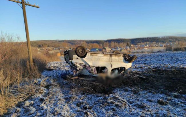 В Харьковской области перевернулось авто: двое погибших
