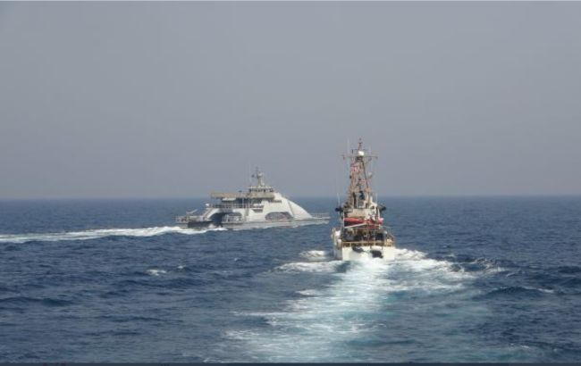 Американский корабль открыл предупредительную стрельбу из-за иранских катеров