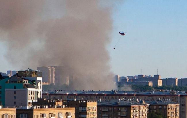 В Москве горит склад с пиротехникой. Тушат с катеров и вертолетов