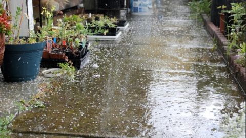 Ледяные "бомбы". В Италии выпал град размером с кулак