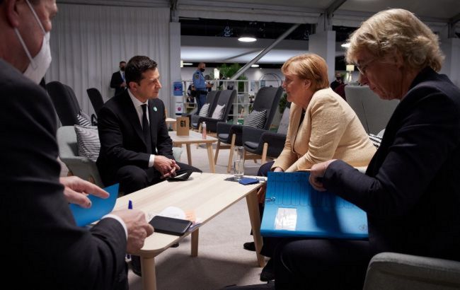 Меркель і Зеленський обговорили ситуацію на Донбасі і кордоні з Росією