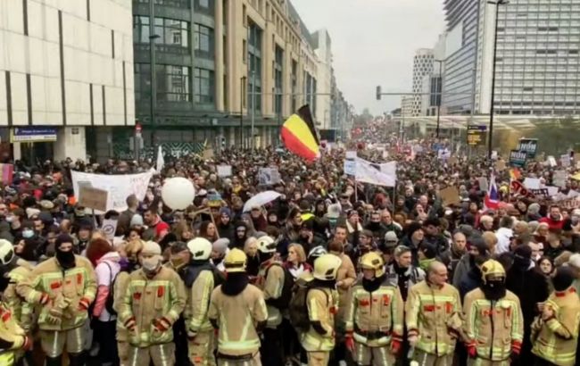 У Брюсселі знову протести проти карантину: мітингарів розганяють газом та водометам