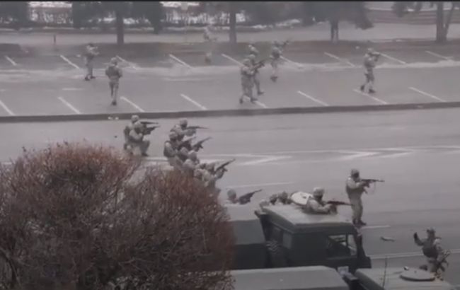 У центрі Алмати йде операція силовиків: військові відкрили вогонь з автоматів