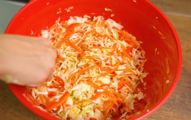 Зимовий салат з капусти, який довго зберігається в холодильнику: готуємо справжній "Провансаль"