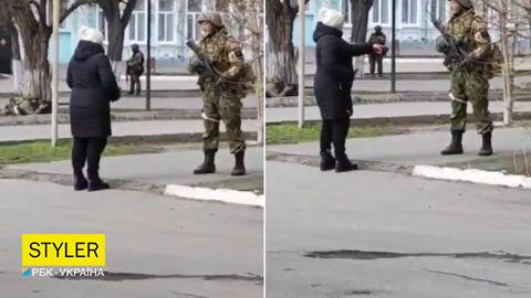 Украинка прогоняла российских солдат в оккупированном Геническе - видео |  Новости РБК Украина