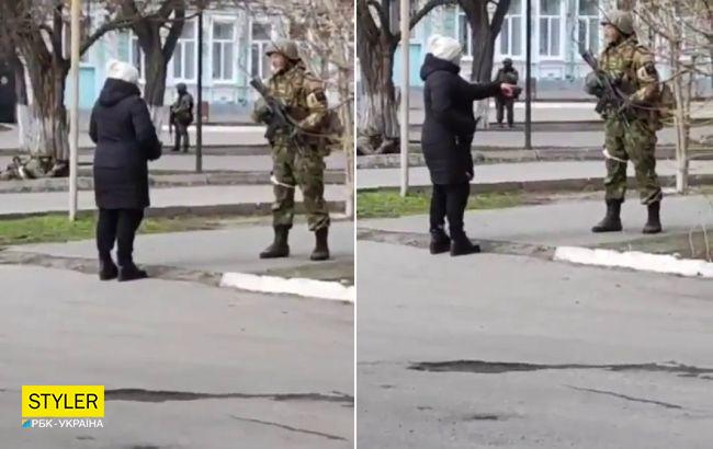 У Генічеську жінка проганяла російських солдатів: "ви прийшли на нашу землю!" (відео)