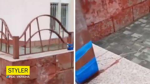 Жители Херсона показали растяжки, которые путинские оккупанты расставили по городу