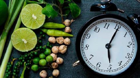 Диетолог рассказала, стоит ли отказываться от ужина во время похудения