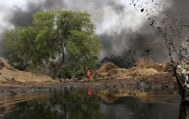 У Нігерії стався вибух на нелегальному нафтозаводі. Загинули понад 100 людей