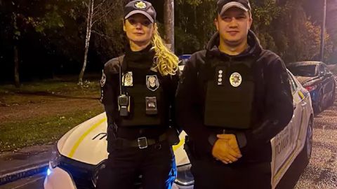У Києві 25-річна жінка впала в озеро у парку: патрульні показали відео порятунку