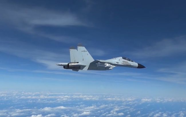 Китайський винищувач пролетів за 3 метри від американського військового літака (відео)