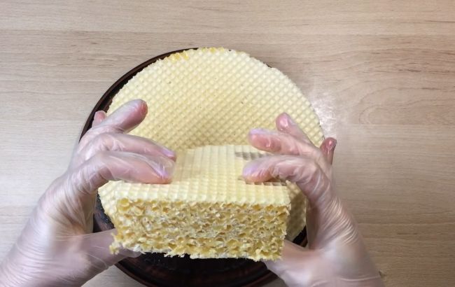 Готуємо вафельний торт по-новому: три інгредієнти і ніякого збивання