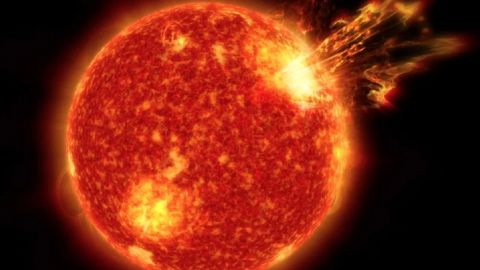 Мощная солнечная вспышка X-класса на Земле "посадила" радиосвязь