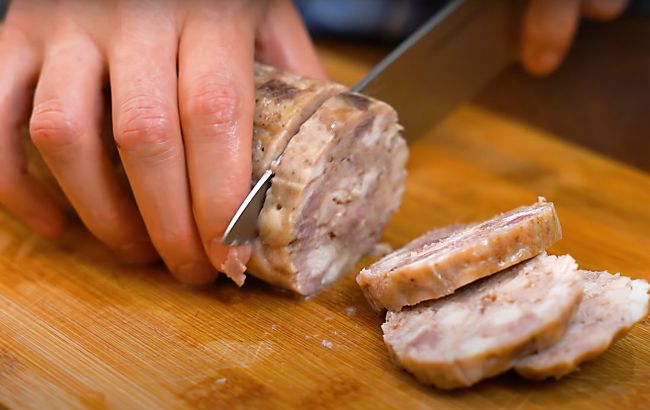 Як самостійно зробити бюджетну ковбасу до Великодня без оболонки: смачно та просто