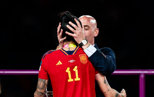 Поцілував переможницю. ФІФА усунула президента Іспанської футбольної федерації