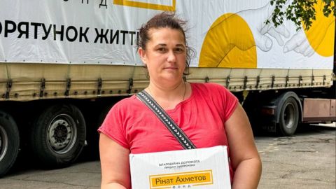 Для переселенцев из Селидового в Каменском продолжается выдача проднаборов от Фонда Ахметова