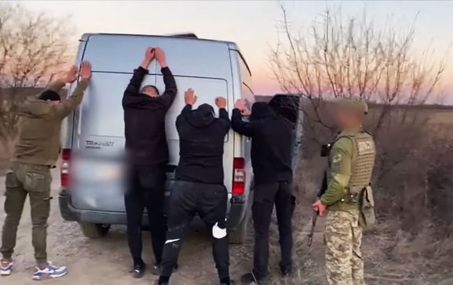 В Закарпатье преступники пытались задавить пограничников микроавтобусом (видео)