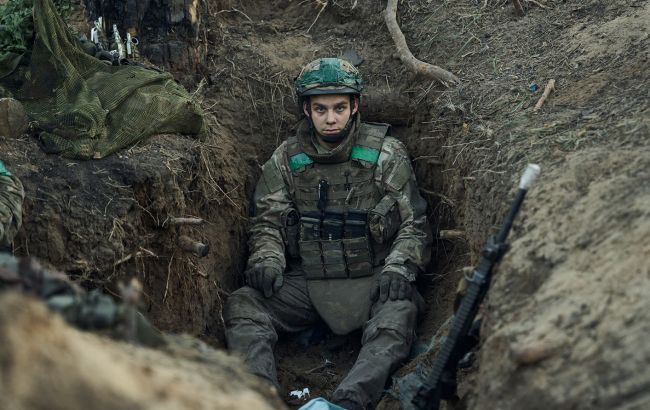 По всей линии фронта идут позиционные бои, РФ стягивает военные средства в Крым: карты ISW