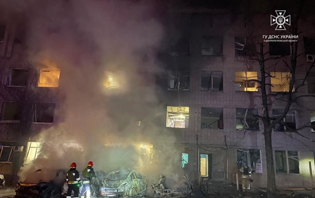 Удар по житловому будинку в Дніпрі: в ДСНС показали фото наслідків російської атаки