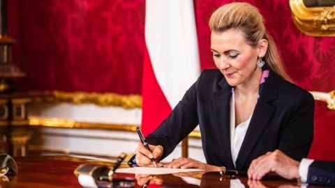 Міністра праці Австрії звинуватили в плагіаті, вона подала у відставку