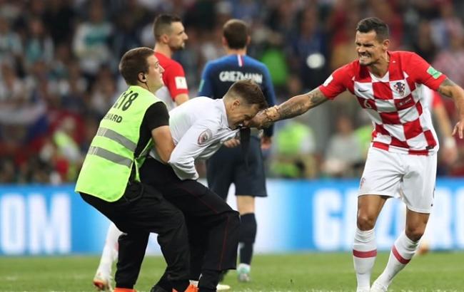 "Милиционер вступает в игру": Pussy Riot объяснила акцию во время финала ЧМ 2018