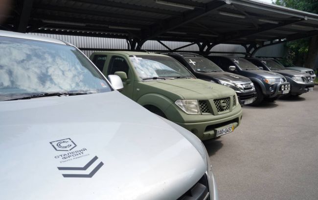 Мілітарна ініціатива "Сталевий фронт" Ахметова передала СБУ пікапи на 4,8 млн грн