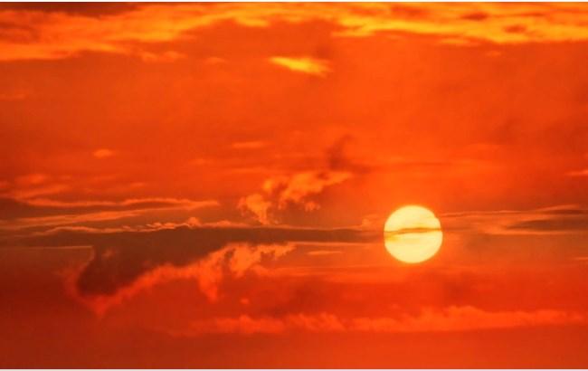 "Скрізь спека, місцями дощ": синоптики уточнили прогноз погоди на неділю