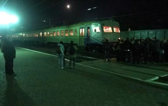 На Львовщине недовольные пассажиры перекрыли железную дорогу
