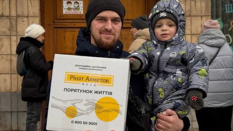 У прифронтовому Слов&rsquo;янську для родин із дітьми триває видача допомоги від Фонду Ахметова  