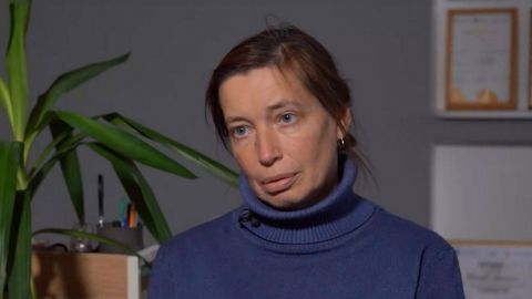 "Бачила, як росіяни вивозили з села шафи та картоплю": історія Олени з Київщини у музеї "Голоси мирних"