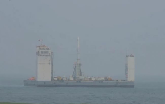 Китай впервые запустил ракету с плавучей платформы