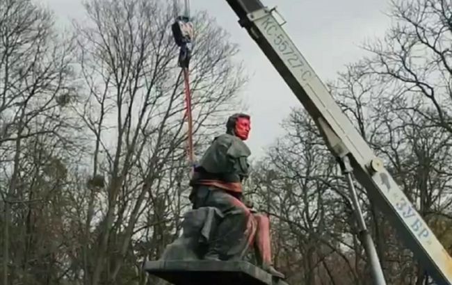 В Киеве демонтировали памятник Пушкину (видео)