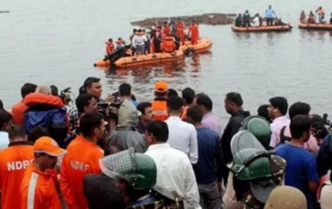 В Индии перевернулась лодка с туристами, 12 человек погибли